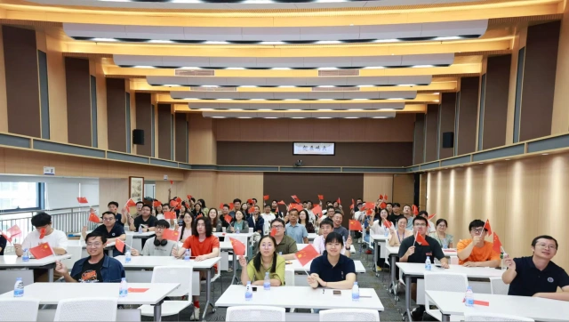 国量院师生集体观看九三阅兵仪式